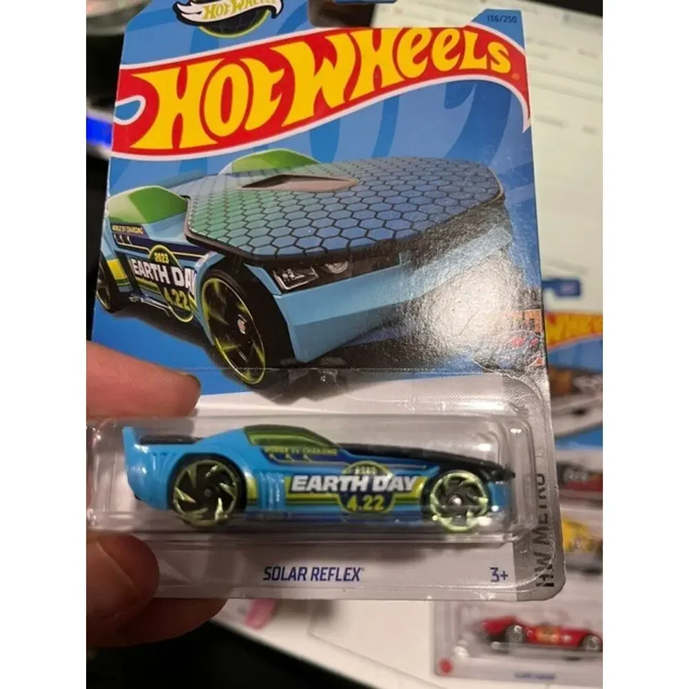 LOT OF 10 DIFFENT COLLECTIBLE HOT WHEELS (CAR AND TRUCKS FROM MATTEL 2021 )17-5